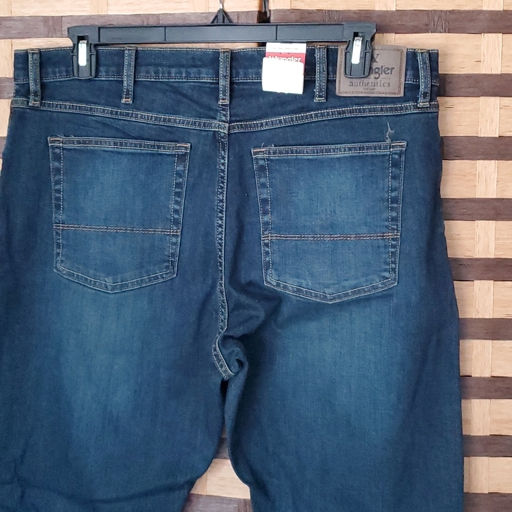 NWT! Wrangler 38/30 Authentics 38/30 Relaxed jeans